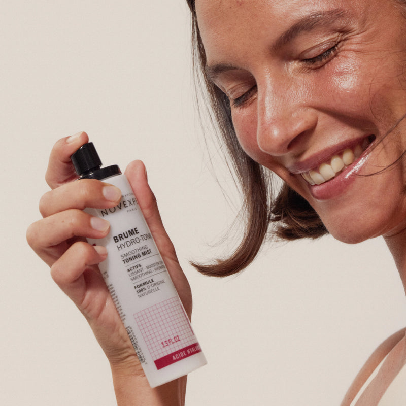 Mujer usando la Bruma de Ácido Hialurónico Novexpert
